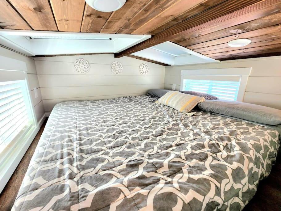 Peaceful Tiny Home with private deck-fire pit-bbq